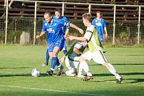 RUPRECHTICE TVRDĚ NARAZILY. Prohrály v Malé Skále 0:4. Na snímku se pokouší rozvrátit domácí obranu ruprechtický forvard Antoš.