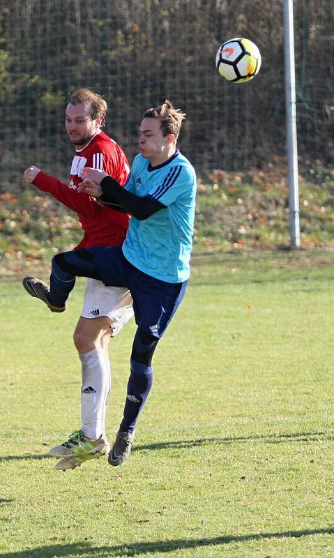 Vedoucí tým I. A třídy ze Mšena urval v Ruprechticích (hráči v modrém) plichtu 2:2  a přezimuje na čele tabulky.