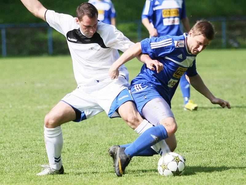 STRÁŽ ZABALILA BOZKOVU ČTYŘI KOUSKY NA CESTU. Vlevo v bílém je strážský Havlíček v souboji s bozkovským Liďákem. 4:0 nikdo nečekal. 