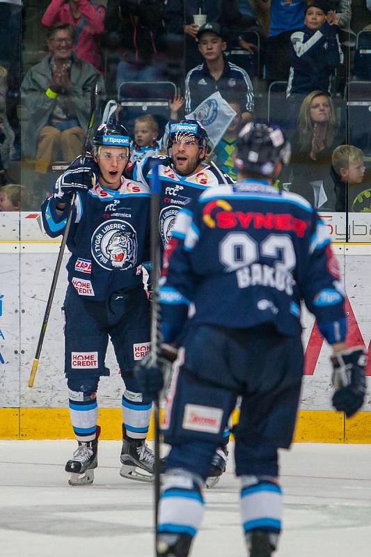 Utkání 9. kola Tipsport extraligy ledního hokeje se odehrálo 1. října v liberecké Home Credit areně. Utkaly se celky Bílí Tygři Liberec a HC Dynamo Pardubice. Na snímku zleva Lukáš Jašek a Petr Jelínek.