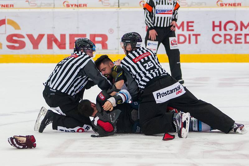 Druhý zápas předkola Generali play off Tipsport extraligy ledního hokeje se odehrál 7. března v liberecké Home Credit areně. Utkaly se celky Bílí Tygři Liberec a HC Sparta Praha. Na snímku je bitka, dole je Dominik Lakatoš a nahoře Richard Jarůšek.