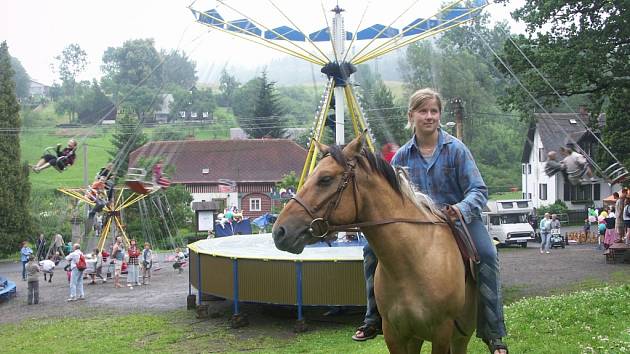 ÚDOLSKÁ POUŤ. I v minulých letech si návštěvníci Údolské pouti užili spoustu zábavy. V areálu byly kolotoče, tradiční řemeslníci, plno staročeských dobrot a sladkostí a dokonce i koně.