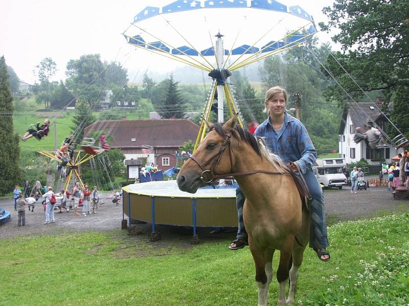ÚDOLSKÁ POUŤ. I v minulých letech si návštěvníci Údolské pouti užili spoustu zábavy. V areálu byly kolotoče, tradiční řemeslníci, plno staročeských dobrot a sladkostí a dokonce i koně.