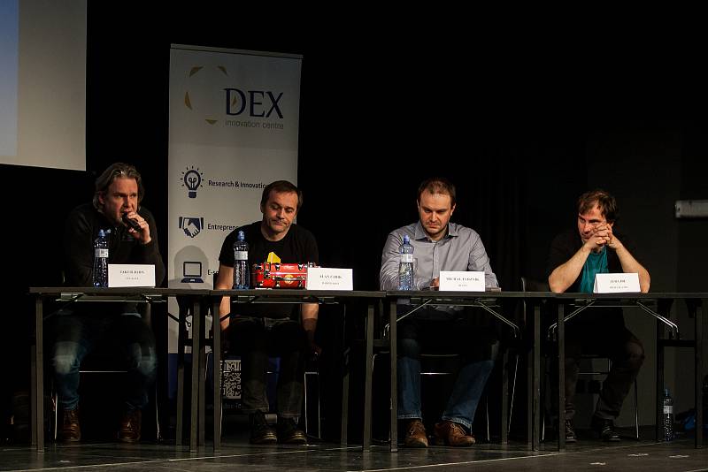 V rámci Grand Finále DEXIC Boot Campu proběhla 5. března ve Vratislavicích nad Nisou prezentace startupů. Na snímku zleva Jakub John, Alan Fabik, Michal Tvrzník a Jura Ibl.