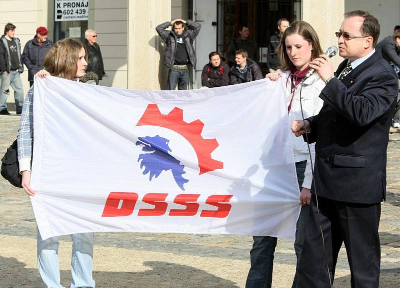 Na náměstí Dr.E.Beneše v Liberci promluvil na mítinku dělnické strany její šéf Tomáš Vandas. Předvolební akci narušovala velká skupina anarchistů. Policie a její antikonfliktní tým drželi obě skupiny v patřičné vzdálenosti od sebe.