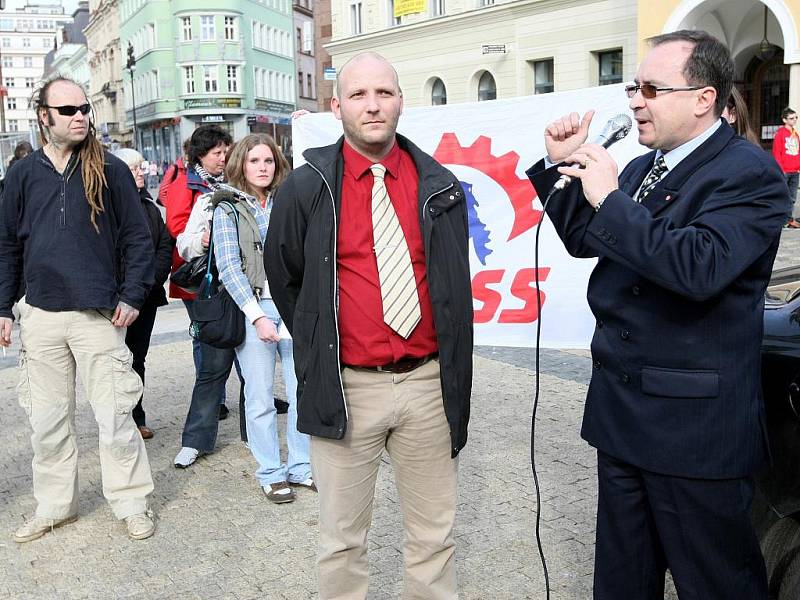Na náměstí Dr.E.Beneše v Liberci promluvil na mítinku dělnické strany její šéf Tomáš Vandas. Předvolební akci narušovala velká skupina anarchistů. Policie a její antikonfliktní tým drželi obě skupiny v patřičné vzdálenosti od sebe.