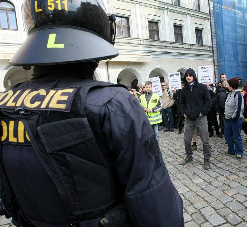 Na náměstí Dr.E.Beneše v Liberci promluvil na mítinku dělnické strany její šéf Tomáš Vandas. Předvolební akci narušovala velká skupina anarchistů. Policie a její antikonfliktní tým drželi obě skupiny v patřičné vzdálenosti od sebe.