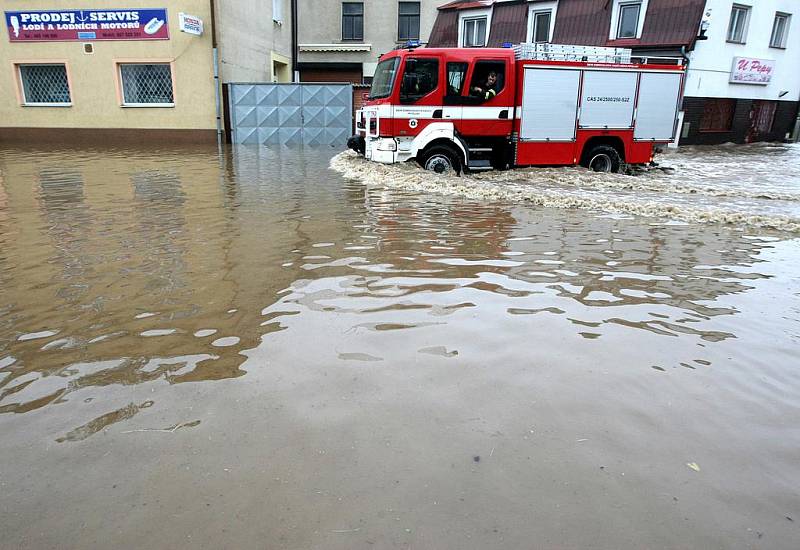 Na Liberecku se prudce zvedla hladina říčky Jeřice v Mníšku, Chrastavě a následně i Nisa v Bílém Kostele, Chotyni a Hrádku nad Nisou až o čtyři metry. Mníšek, křižovatka na Frýdlant.