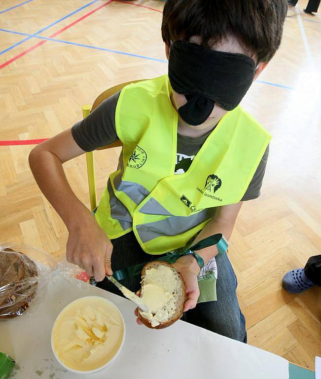 Soutěž pro děti v disciplínách ze světa nevidomých proběhlo v tělocvičně základní školy ve Vesci. Děti soutěžily v poznávání najít oblečení, nalít vodu, nemazat si chléb a poznávat podle hmatu písmena.