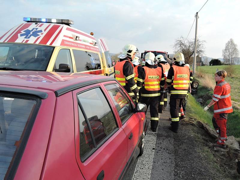 Auto se u Frýdlantu převrátilo na střechu, řidič skončil v nemocnici.