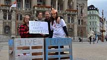 Na středu 13. září 2017 připadl Mezinárodní den STOP přepravě zvířat. A demonstrace se konala mimo jiné i na libereckém náměstí.