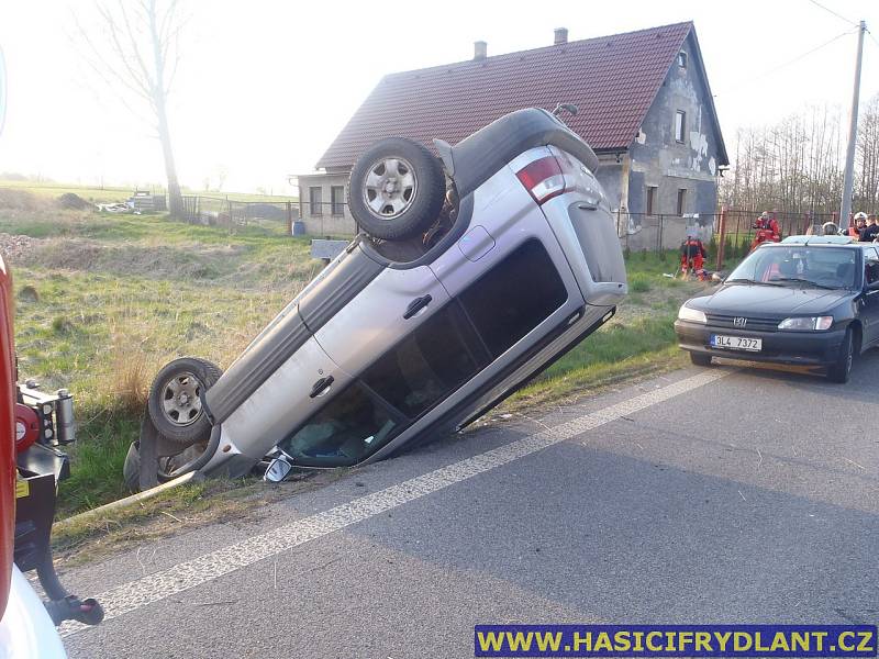 Auto se u Frýdlantu převrátilo na střechu, řidič skončil v nemocnici.