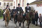 VELIKONOČNÍ JÍZDA, zvyk Lužických Srbů, se koná už stovky let. Letos v ní jelo 77 jezdců na bohatě zdobených koních. Korouhve, které vezli, značí jednotlivé farnosti oblasti.