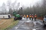 Autobus plný lidí havaroval v sobotu kolem deváté hodiny ranní u Osečné na Liberecku.