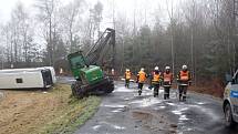 Autobus plný lidí havaroval v sobotu kolem deváté hodiny ranní u Osečné na Liberecku.