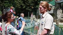 Lachtani v liberecké zoologické zahradě dvakrát denně vystupují i pro veřejnost. Jejich hlavním ošetřovatelem a chovatelem je Petr Honc.