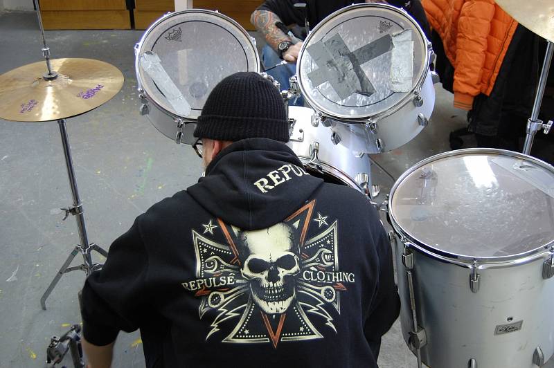 KYTARISTA Shoopy kontroluje šlapky na bicí soupravě.