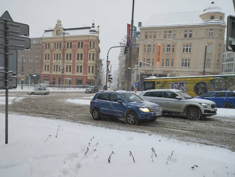 Město Liberec zasypal sníh, komplikuje dopravu.