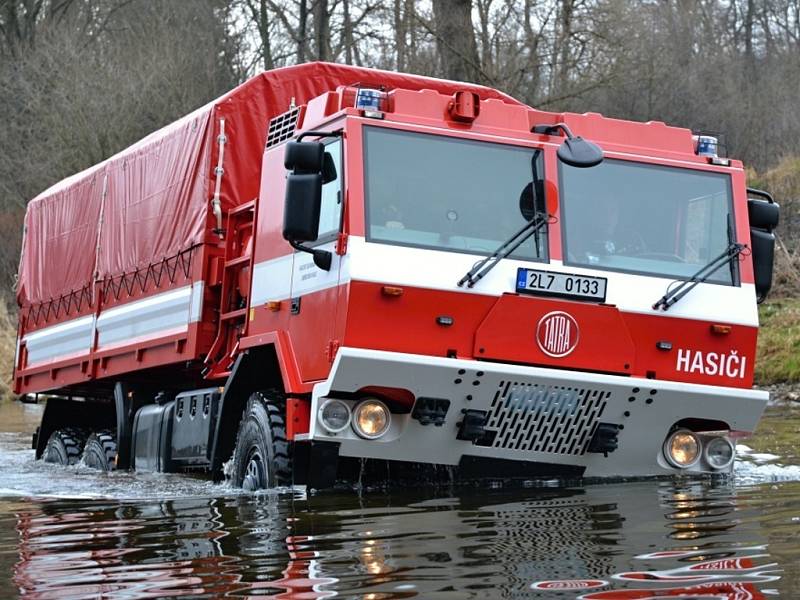 Nákladní automobil Tatra 815-731R32 hasiči otestovali v korytě Jizery. Pomoci má hlavně při povodních.