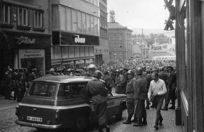 Lidi rozháněly v srpnu 1969 v Liberci Lidové milice a bezpečnost.