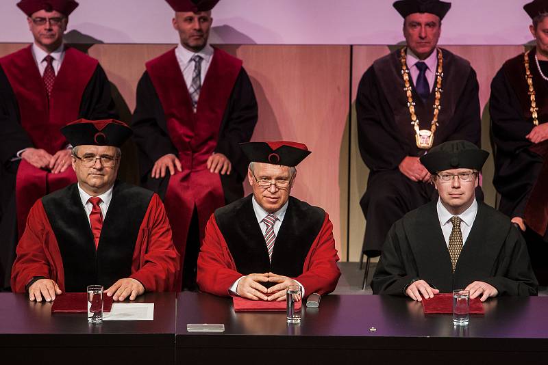 Slavnostní inaugurace Miroslava Brzeziny (na snímku vlevo) do funkce rektora Technické univerzity v Liberci se konala 18. dubna v univerzitní aule.