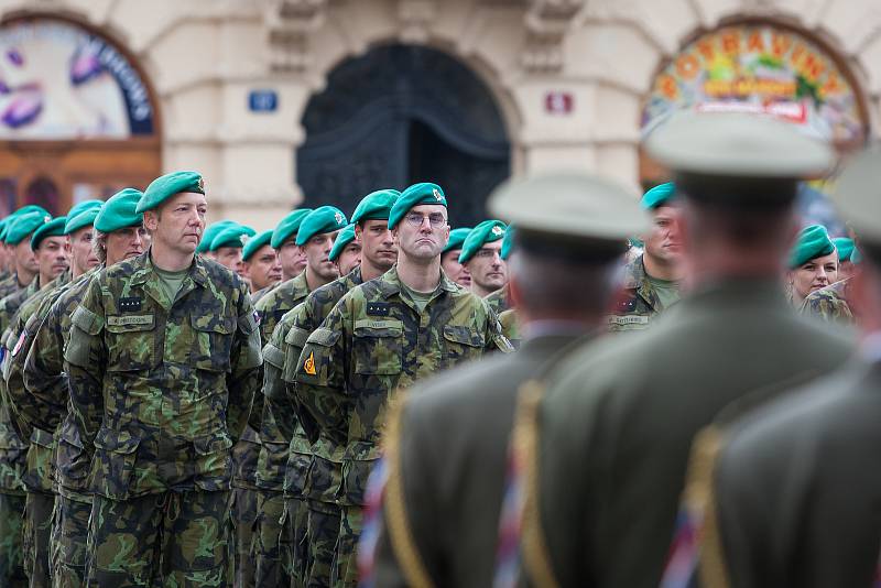 Liberečtí chemici 13. září při slavnostním nástupu před radnicí na náměstí Dr. E. Beneše v Liberci. Jednotka slavila 40 let od vzniku chemické brigády a také 150. výročí přítomnosti vojsk ve městě.