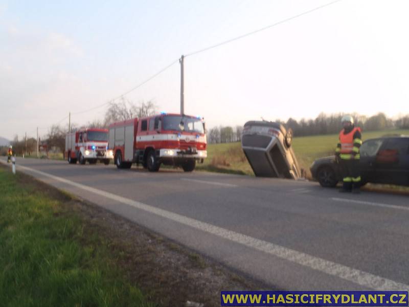 Auto se u Frýdlantu převrátilo na střechu, řidič skončil v nemocnici.