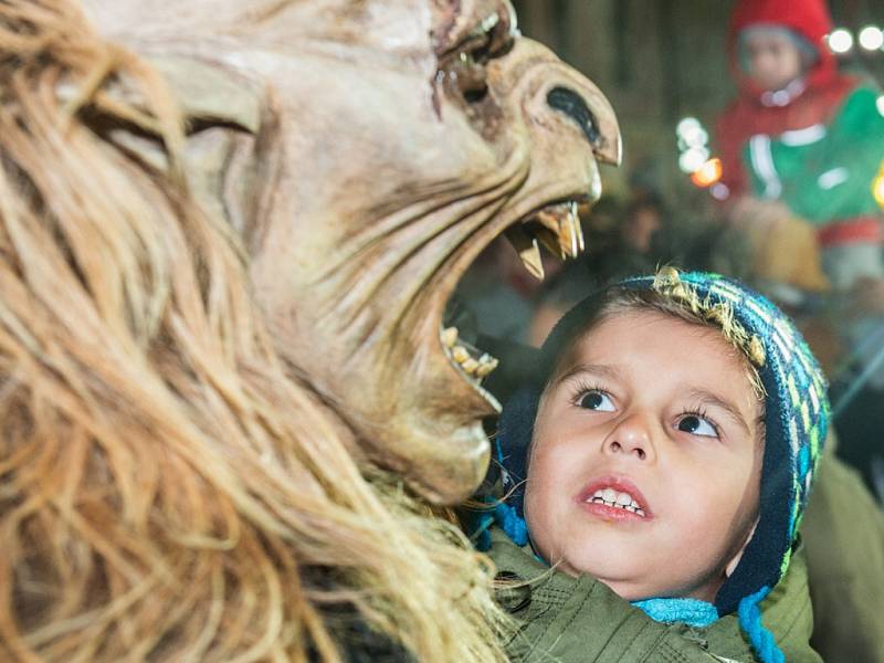 Mikulášská nadílka byla před radnicí opět s Krampus čerty.