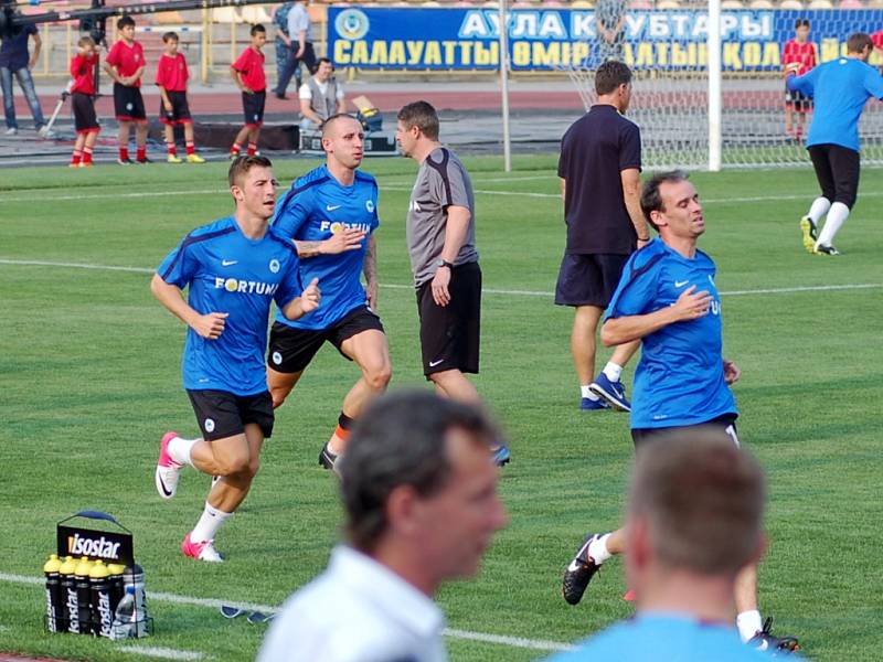 Předzápasové rozcvičení. zleva Lukáš Vácha, Michal Breznaník a Tomáš Janů