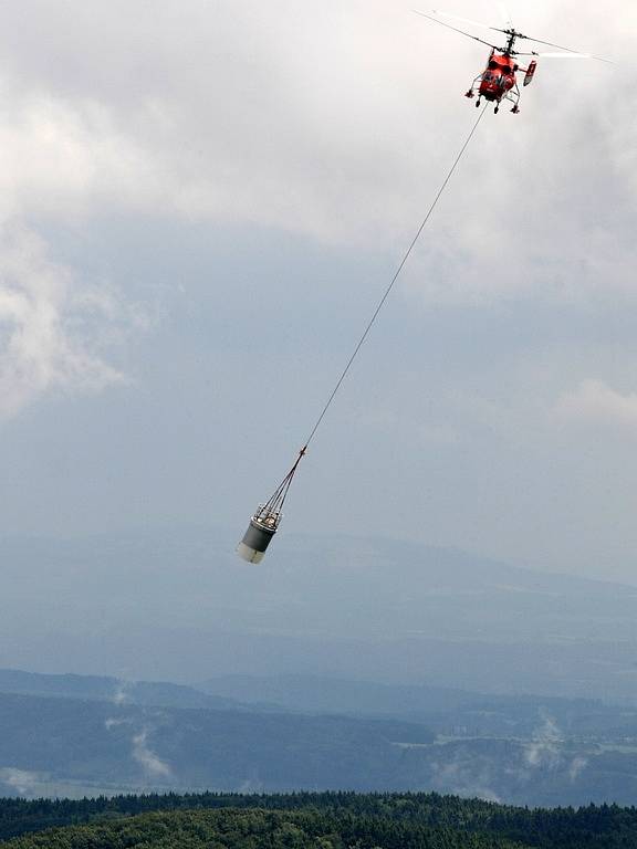 Sejmutí staré antény a instalace nové ztěžovalo od rána špatné počasí.