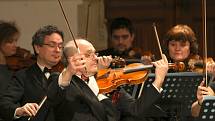 V rámci benefičního koncertu vystoupil Český národní symfonický orchestr se svými sólisty. 