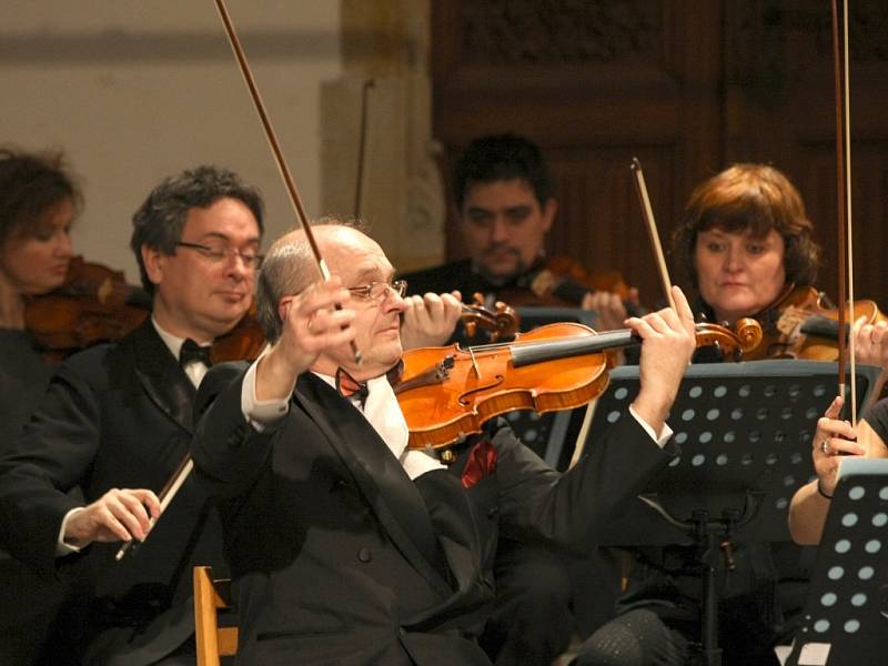 V rámci benefičního koncertu vystoupil Český národní symfonický orchestr se svými sólisty. 