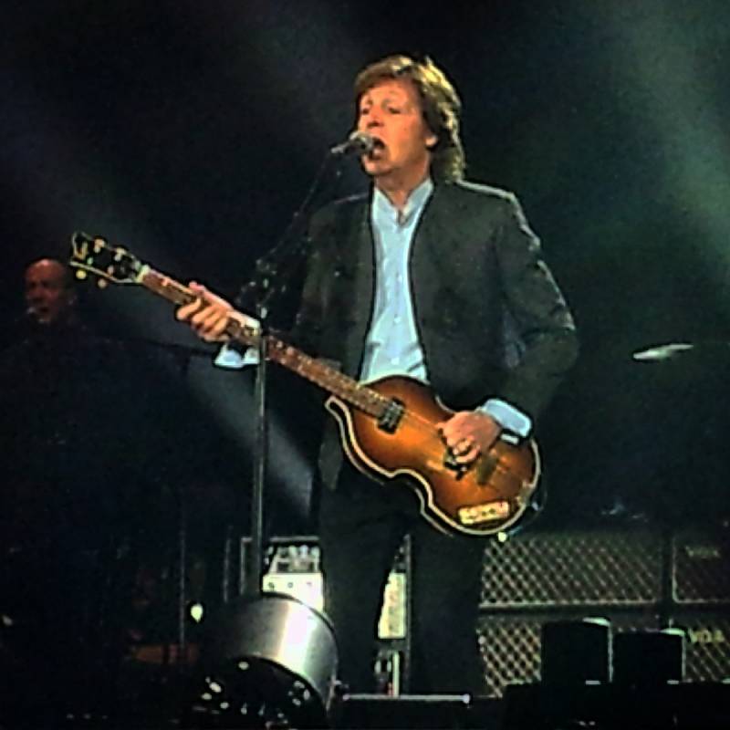 PAUL MCCARTNEY. Zpěvák za týden oslaví 73. narozeniny, přesto z pódia doslova neslezl a svůj zpěv doprovázel celý koncert i na kytaru, baskytaru nebo klavír. 