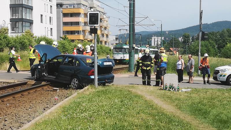 Střet osobního automobilu s tramvají.