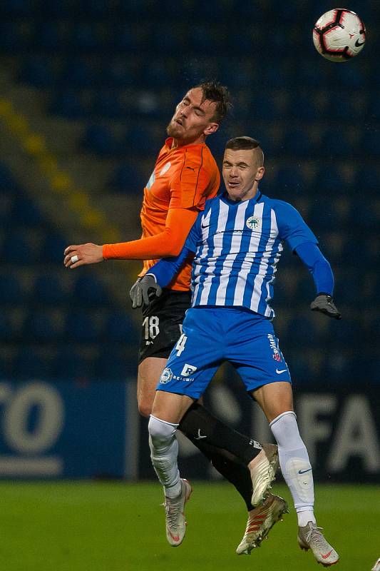 Zápas 16. kola první fotbalové ligy mezi týmy FC Slovan Liberec a FC Viktoria Plzeň se odehrál 23. listopadu na stadionu U Nisy v Liberci. Na snímku zleva Tomáš Chorý a Ondřej Karafiát.