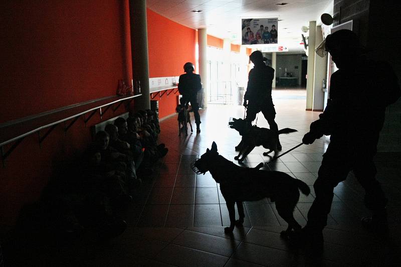 V liberecké Home Credit areně proběhlo cvičení střetu policistů s fanoušky.