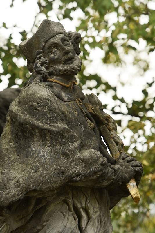 Barokní Mariánský sloup autora Matthiase Brauna v zahradě kostela sv. Kříže v Liberci. Foceno před chystaným restaurováním.