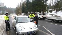 Foto Police ČR Při preventivní akci policisté kontrolovali i povinnou výbavu, ve které nesmí chybět reflexní vesta. Tu rozdávali spolujezdcům. Akce nebyla ojedinělá.