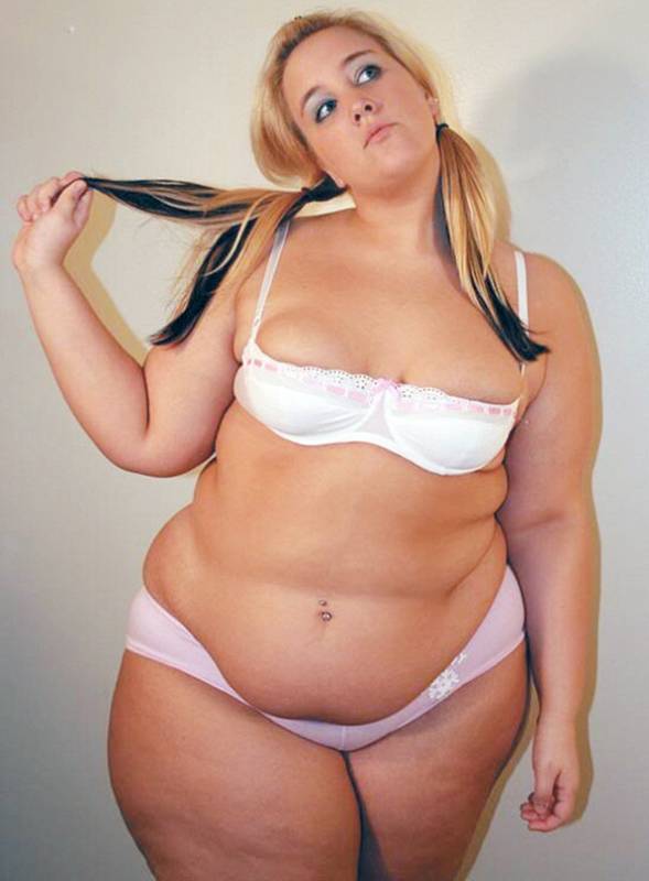 Courtney  Patrně nejpolulárnější „BBW“ model, vystupuje pod přezdívkou Plumppincess. Bydlí v Kanadě a váží 170 kilo. Na internetu se fotí od roku 2005.