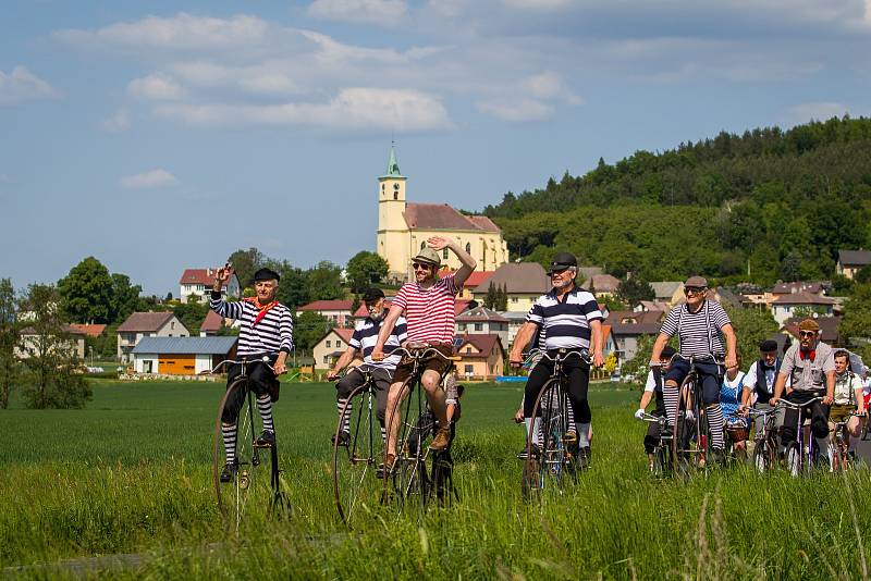 Haškova velocipiáda, tradiční jarní slavnost se spanilou jízdou cyklistů na historických kolech v dobových kostýmech, se uskutečnila 8. května ve Všeni u Turnova.