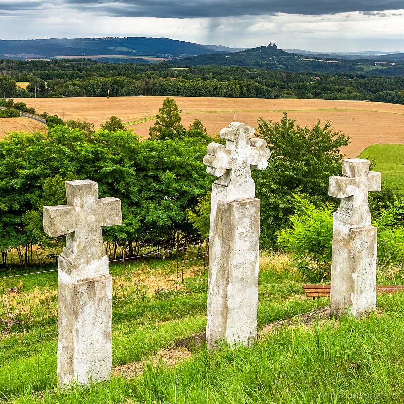 V kapli sv. Anny na Vyskři vystavuje českorajský fotograf Mariá Kábele.