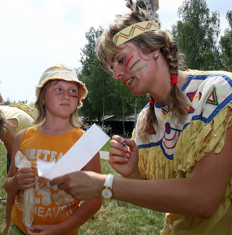 U Hrádku nad Nisou na Kristýně si pořadatelé připravili pro děti pochod indiánskou stezkou s plněním různých her a úkolů, 2008.