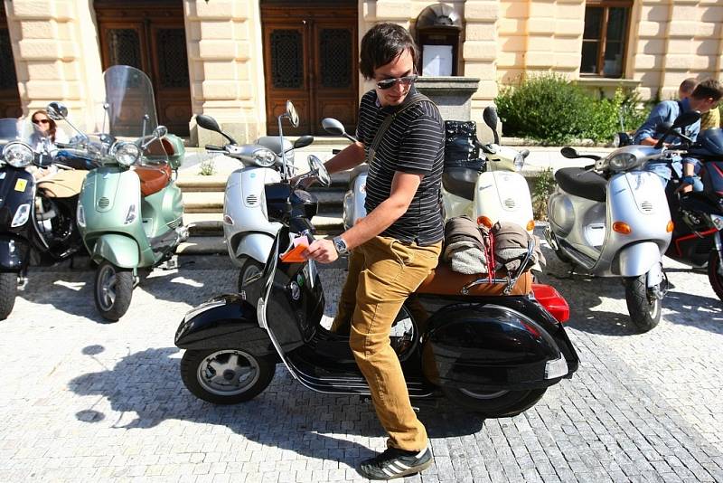 VESPA SRAZ. Milovníci italských skútrů se sjeli do Liberce.