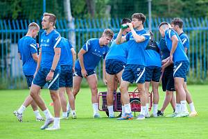 Hráči Slovanu Liberec se občerstvují během tréninku.