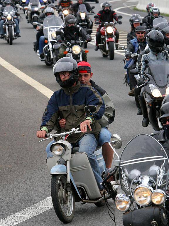  Motorkáři z celé republiky se sjeli v pátek k rybníku Kačák v Krásné Studánce v Liberci.