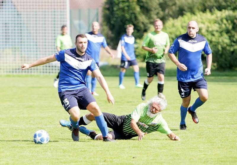 Krásná Studánka B (v modrém) porazila Rozstání B 3:0.