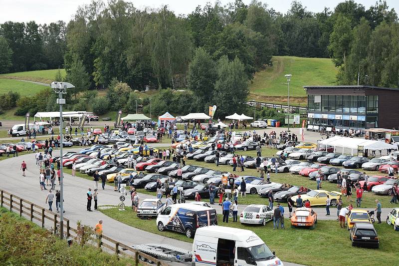 Do Vesce se sjelo na 170 vozů značky Porsche