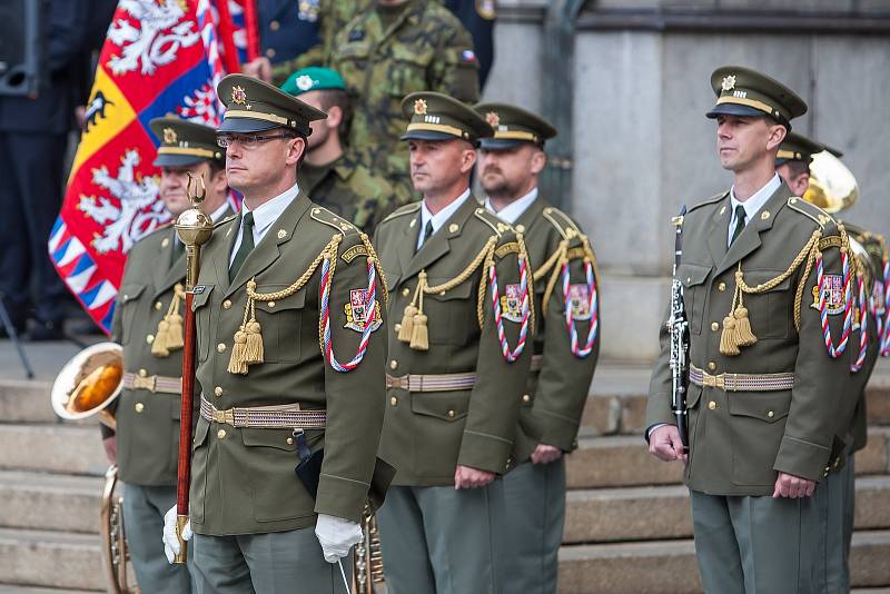 Liberečtí chemici 13. září při slavnostním nástupu před radnicí na náměstí Dr. E. Beneše v Liberci. Jednotka slavila 40 let od vzniku chemické brigády a také 150. výročí přítomnosti vojsk ve městě.