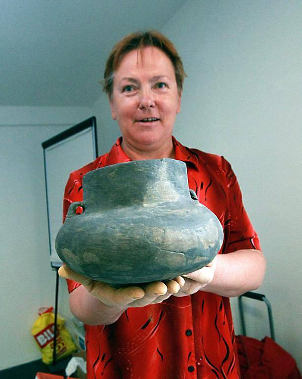 RESTAURÁTORKA Anna Kellerová ukázala dětem nejen pravěkou nádobu z Příšovic, ale naučila je i zajímavé technice, jakou pravěcí lidé vyráběli keramiku před vynálezem hrnčířského kruhu. 