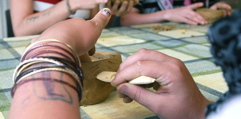 RESTAURÁTORKA Anna Kellerová ukázala dětem nejen pravěkou nádobu z Příšovic, ale naučila je i zajímavé technice, jakou pravěcí lidé vyráběli keramiku před vynálezem hrnčířského kruhu. 